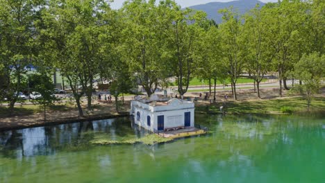 Vista-Aérea-De-La-Famosa-Casa-De-Botes-A-Lo-Largo-De-Las-Orillas-Del-Lago-Banyoles-En-Cataluña-España