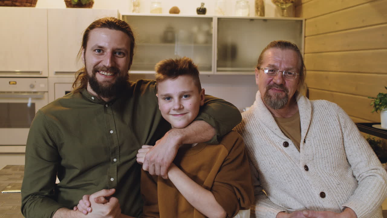 hombres caucásicos y un niño en casa