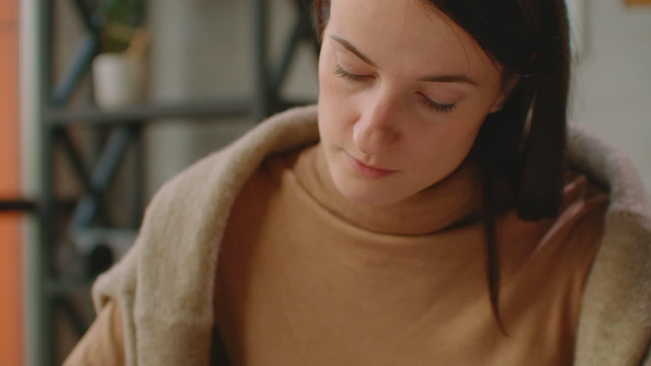 캘리그라퍼의 손은  종이에 문장을 쓰고, 장식적인 문자를 새기고, 캘리그라피 그래픽 디자인, 글자, 필기, 창작 개념.