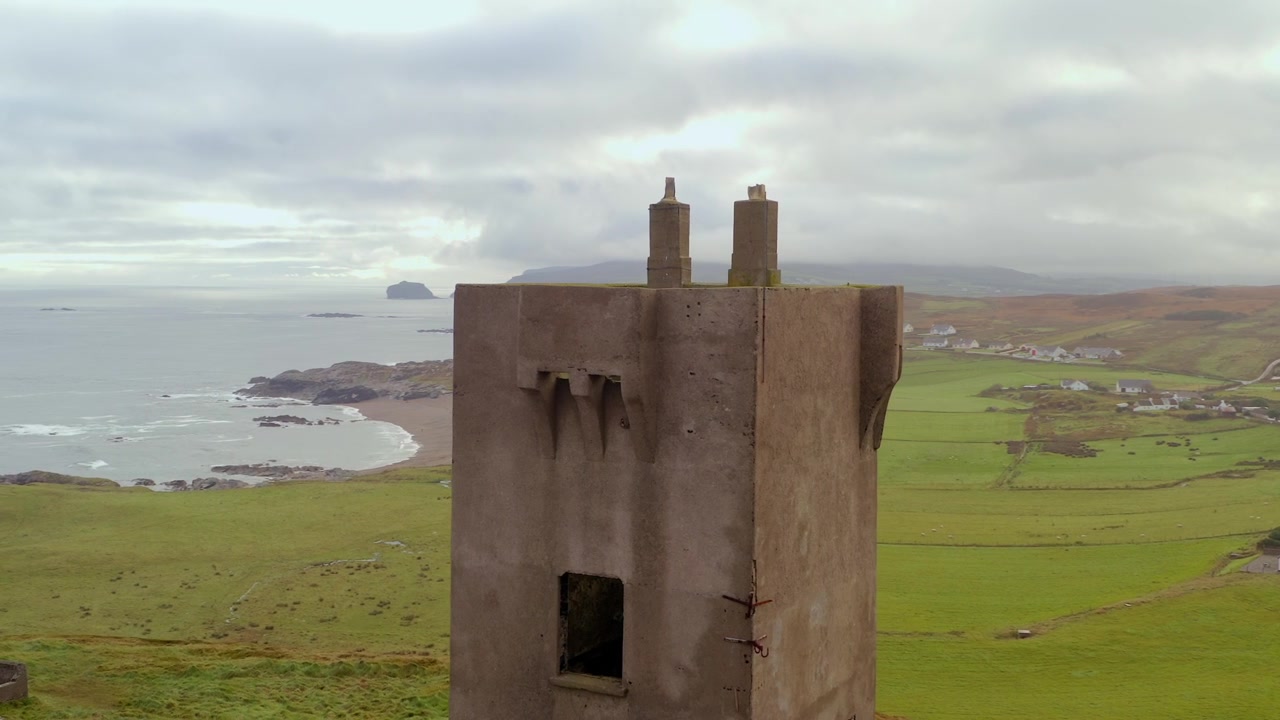Flygfoto i omloppsbana runt Malin Signal Tower som avslöjar havet en dimmig morgon.