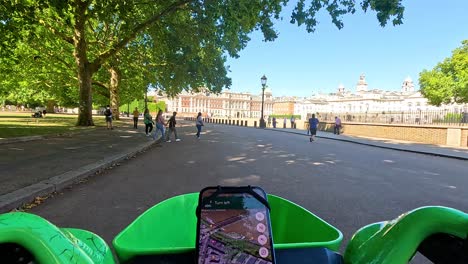 un ciclista navegando por una pintoresca calle de londres