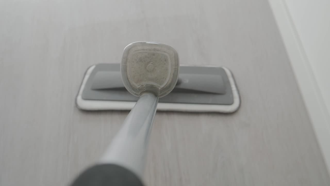 대걸레로 집 바닥 청소하기