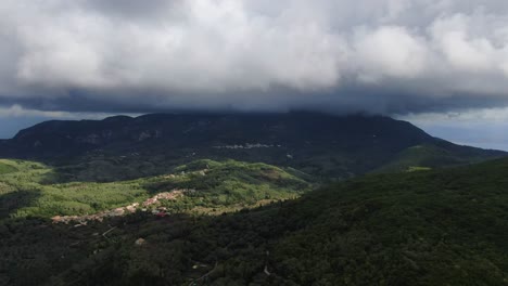 mosca de montaña con drone en corfú