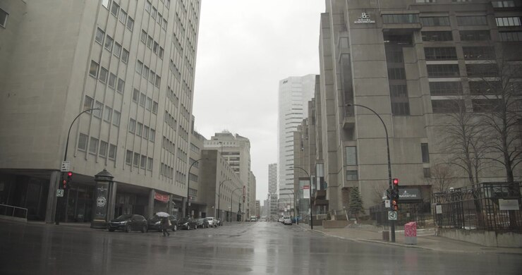Strade vuote di Montreal in un giorno di pioggia a causa dell'epidemia di COVID-19