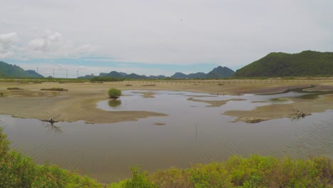 paisaje del lago en el parque nacional de khao sam roy yot, tailandia