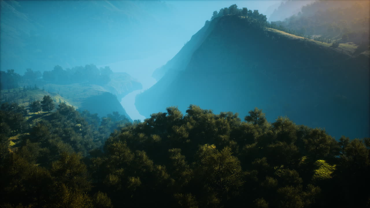 amanecer en las montañas en una mañana brumosa