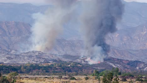 Notable-Lapso-De-Tiempo-Del-Enorme-Incendio-De-Thomas-Ardiendo-En-Las-Colinas-Del-Condado-De-Ventura-Sobre-Ojai-California-3