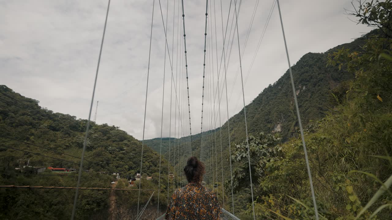 baños 에콰도르에서 폭포 투어 중 다리 위를 걷는 남자