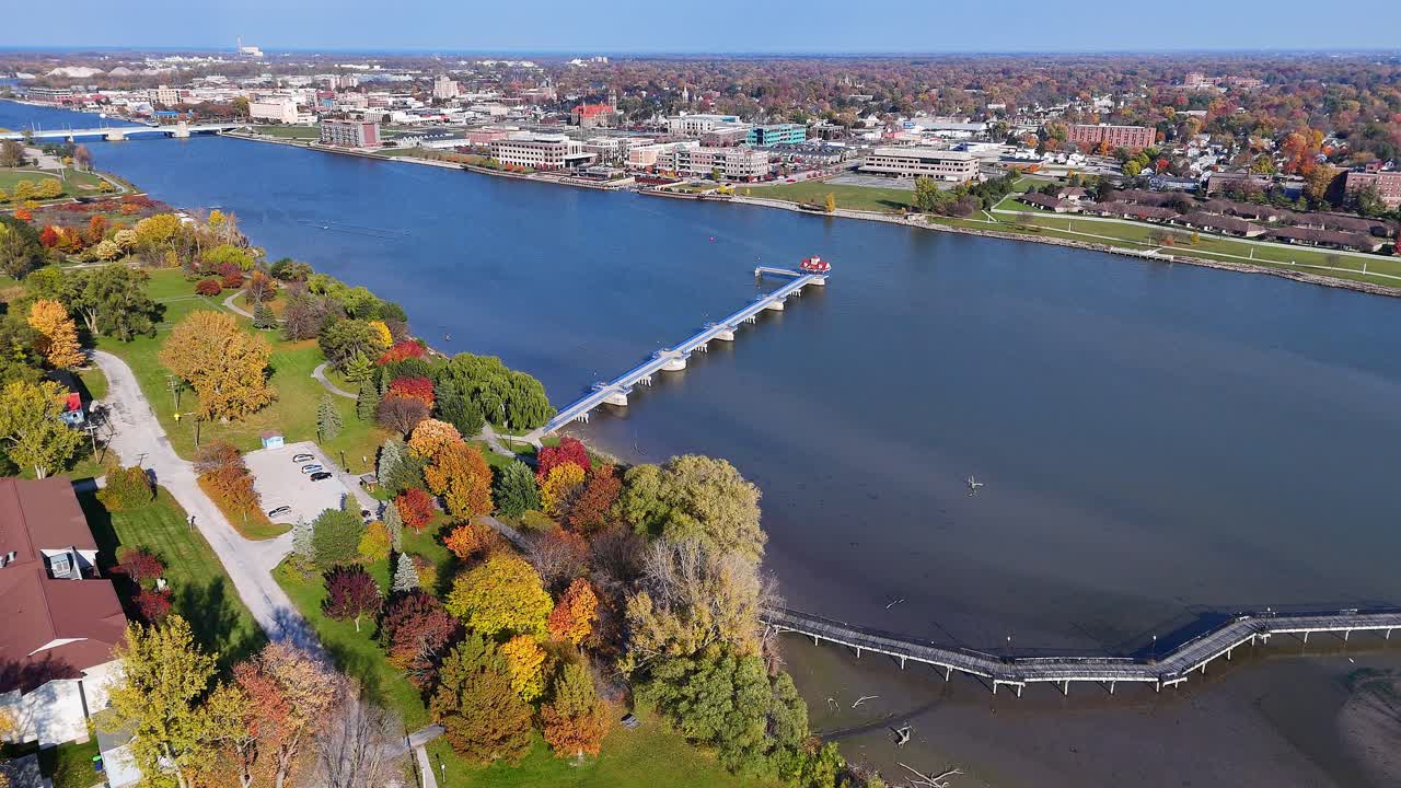 Il fiume Saginaw che scorre attraverso Bay City, Michigan, USA, con la passerella Bay City Loop in vista aerea