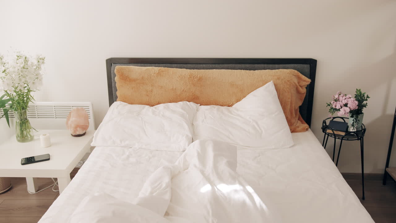 Pasangan Terkejut Tiba-Tiba Bangun dan Turun dari Tempat Tidur