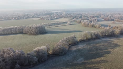 Luftaufnahmen-Eines-Raureifs-über-Dem-Tal-Von-Dedham,-Der-Sich-In-Richtung-Der-Kirche-Und-Des-Dorfes-Von-Dedham-In-Der-Ferne-Bewegt