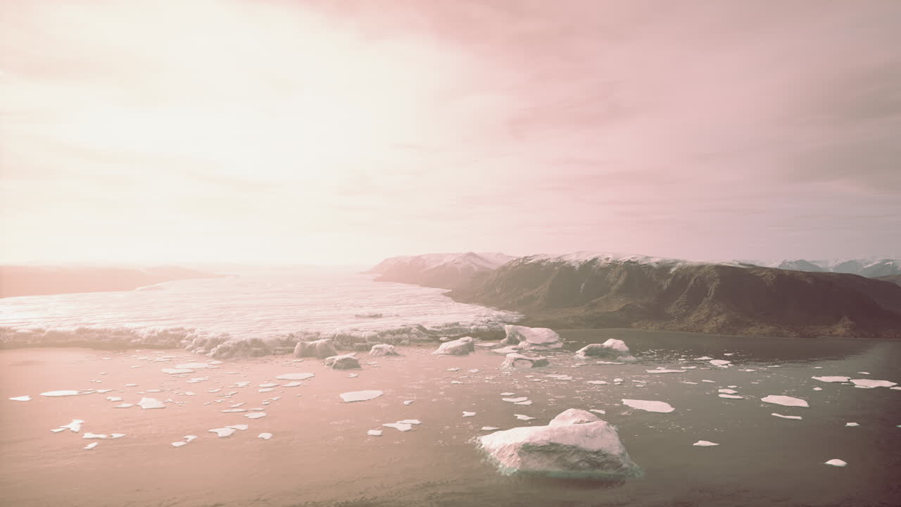 빙산 들 이 빙하 호수 에 떠다니고 있다