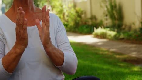 Mujer-Mayor-Realizando-Yoga-En-El-Jardín-4k