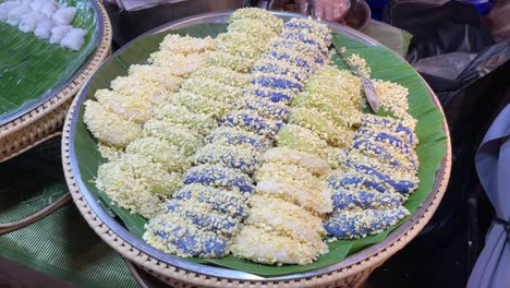 puesto de venta de postres tailandeses en el mercado, bangkok, tailandia