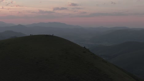 Menschen-Bewundern-Das-Panorama-Bei-Sonnenuntergang-Vom-Gipfel-Des-Berges,-Aussichtspunkt-Iraty,-Biarritz-In-Frankreich