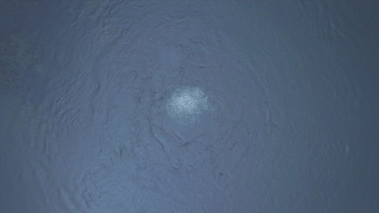 연못에 떠오르는 기포에 대한 항공 샷 조감도, 카메라가 위로 이동하고 회전, boquete, chiriqui, panama