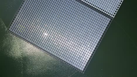vista aérea de granjas solares flotantes o paneles solares en el agua en un complejo industrial.