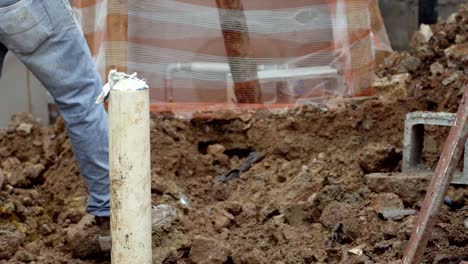 trabajador usando un pico en una construcción