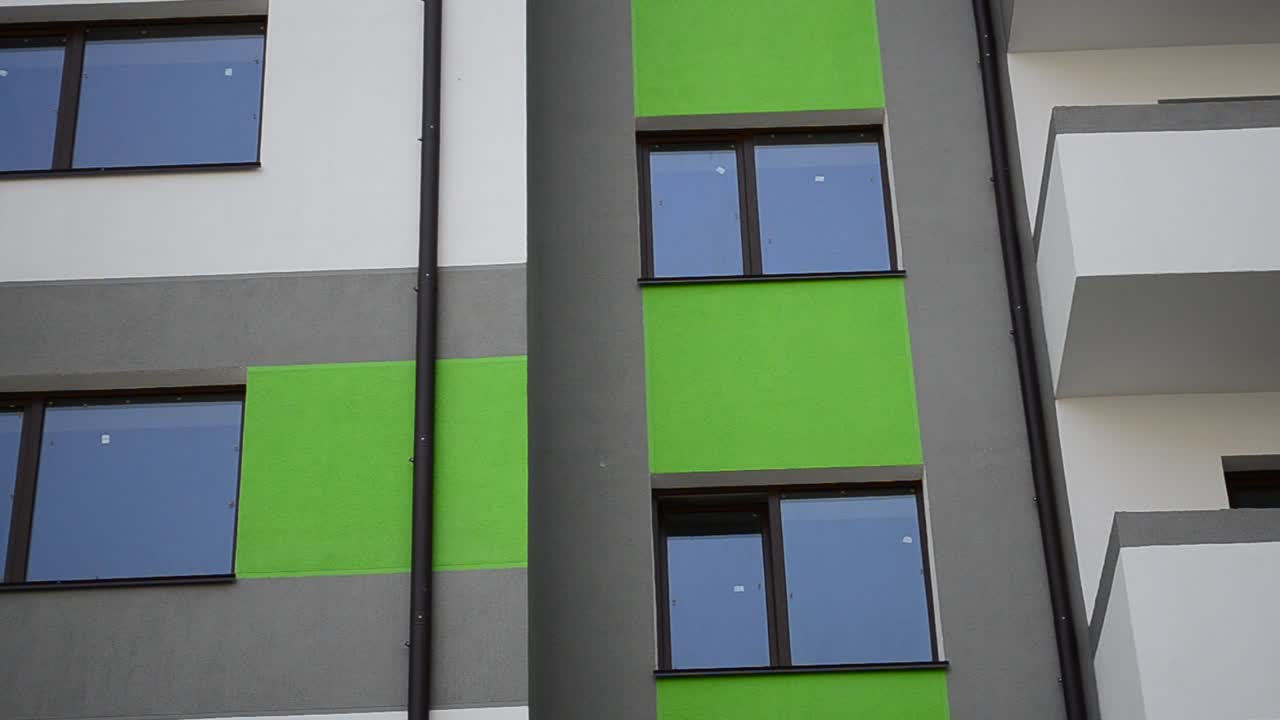 Condominio. Ripresa di una casa, momento della costruzione. Ripresa della facciata della casa