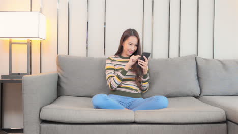 그녀의 전화를 지속적으로 사용하는 유치한 아시아 십대