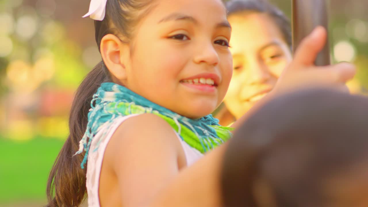 chicas jóvenes jugando en un carrusel