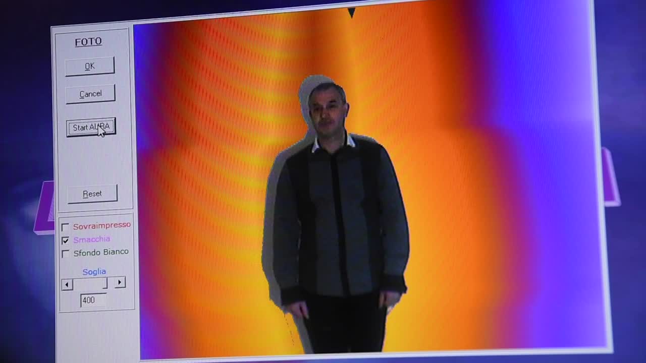 grabación de pantalla de la máquina kirlian registrando el aura cambiante de un hombre según sus sentimientos y estado de ánimo