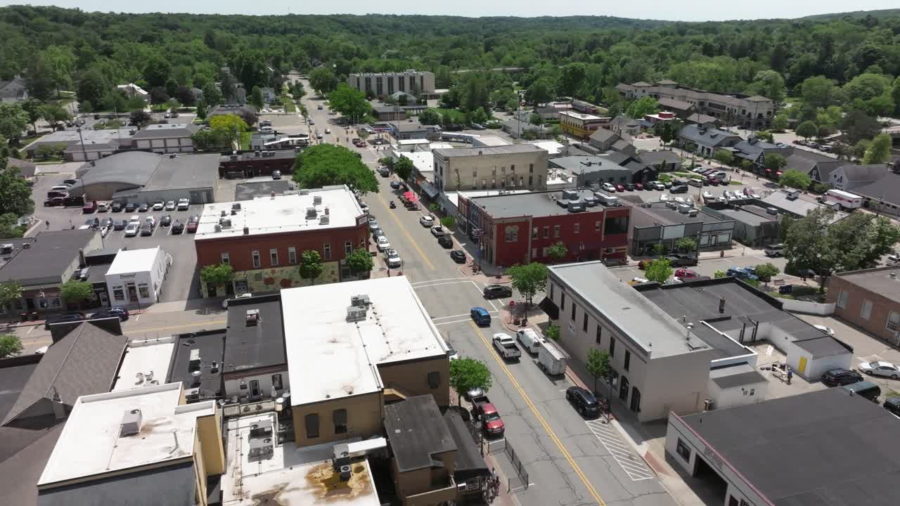 el centro de rockford, michigan con el video del dron moviéndose en círculo