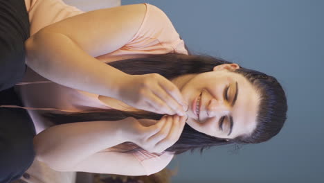 el video vertical de la mujer con el anillo está emocionado. propuesta de matrimonio.