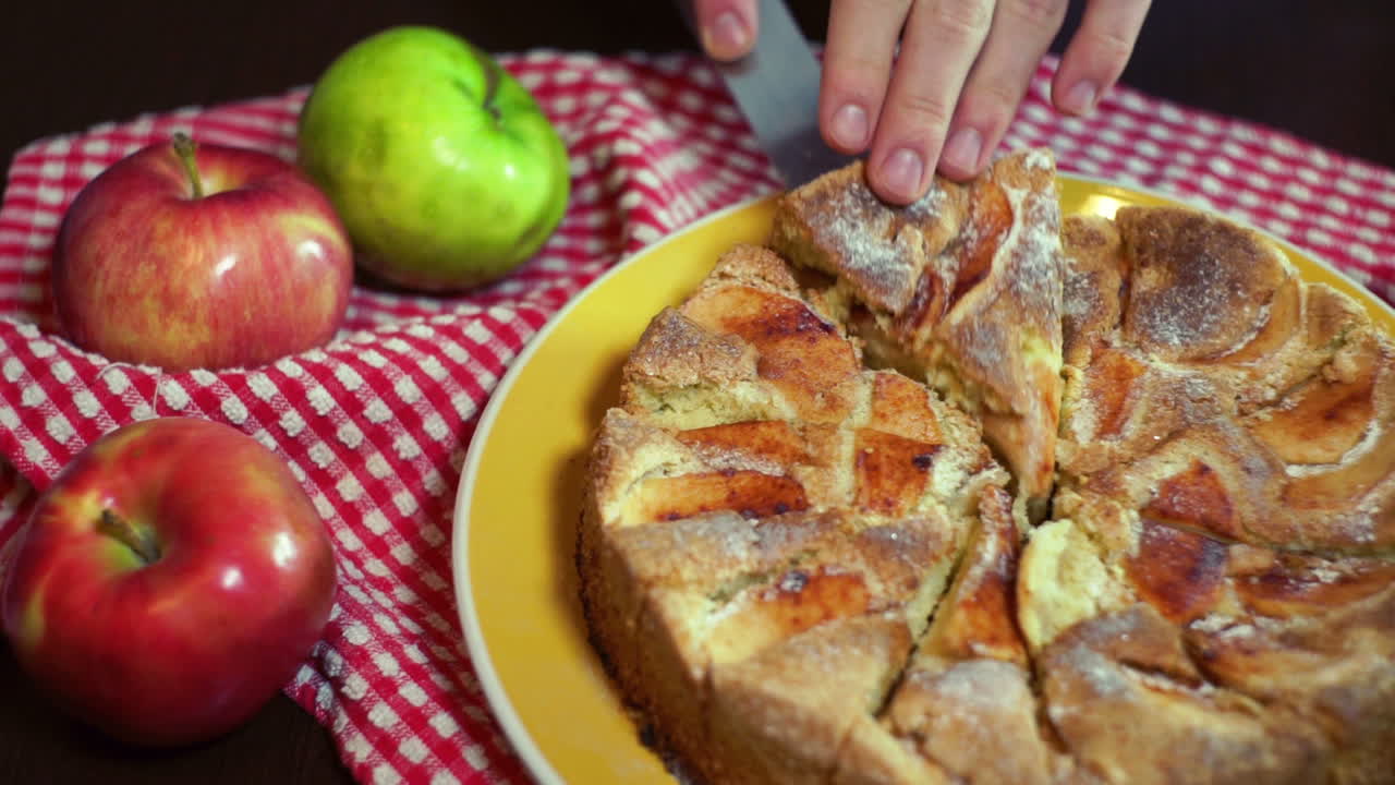 pedazo de pastel recién horneado sacado con la ayuda de un cuchillo. pastel de manzana horneado