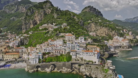 Vuelo-Cinematográfico-Aéreo-V4-De-Amalfi-Italia-Alrededor-De-La-Ladera-Escalonada-Y-La-Península-Costera-Capturando-La-Hermosa-Ciudad-De-Atrani-Junto-Al-Acantilado,-El-Terreno-Montañoso-Y-El-Mar-Azul---Filmado-Con-Mavic-3-Cine---Mayo-De-2023