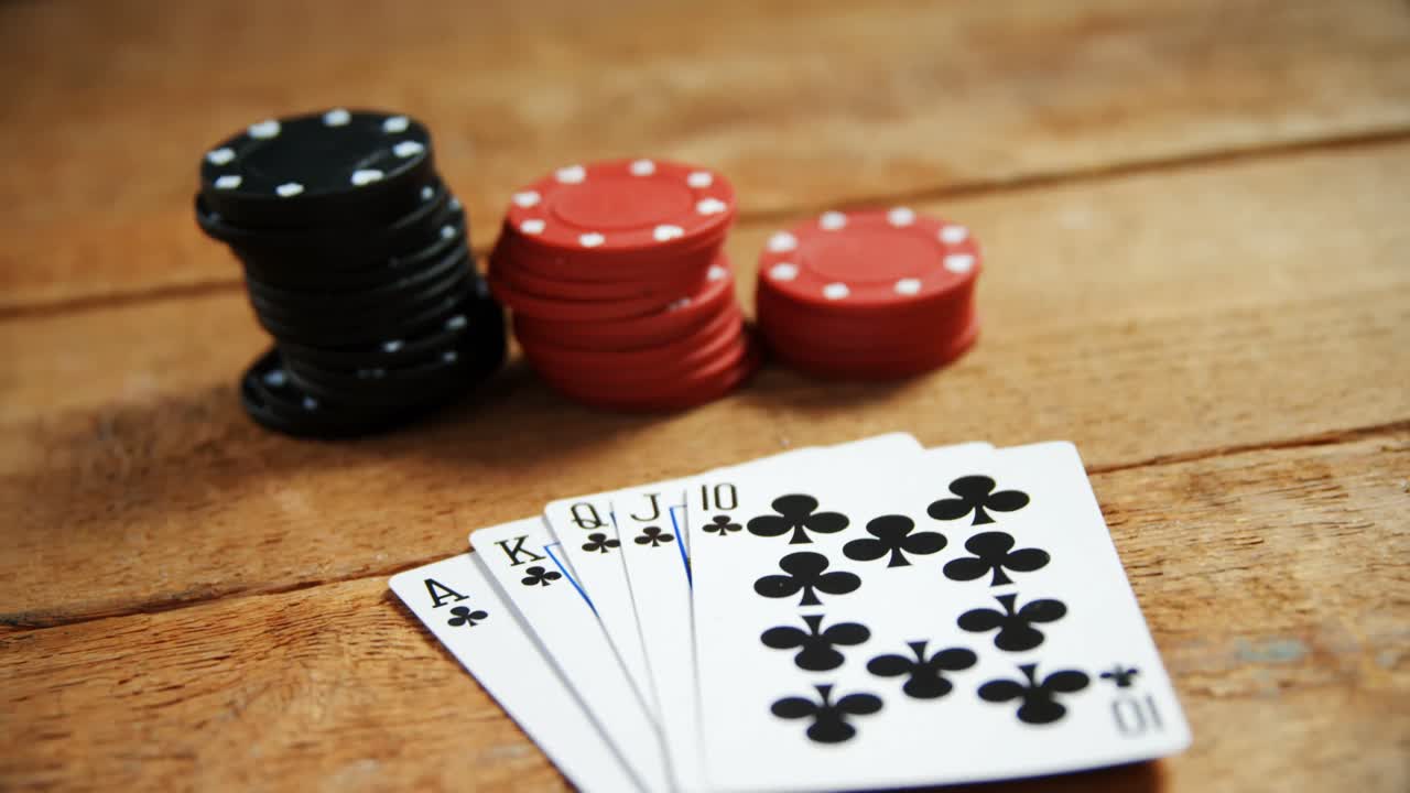 cartas de juego y fichas de casino en la mesa de póquer 4k