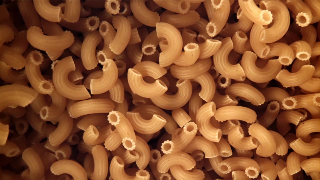 Primo piano dall'alto di maccheroni secchi