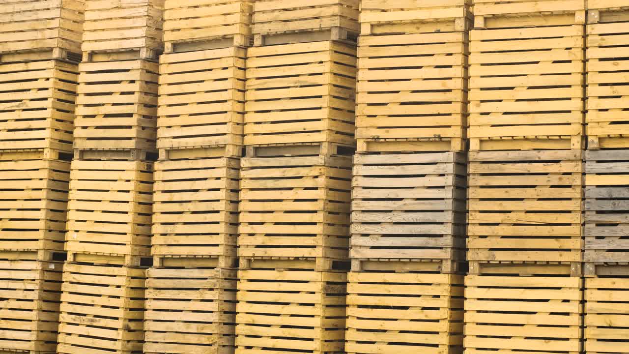 cajas de madera vacías plegadas en almacenes, cajas diseñadas para la cosecha de frutas y verduras