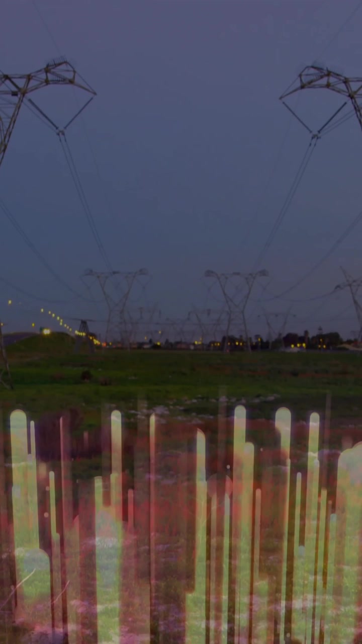 Linhas de energia estendendo-se pela paisagem com sobreposição de animação de dados coloridos