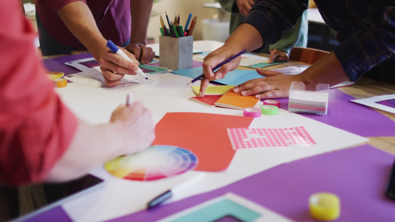 사무실에서 회의하는 동안 스키마와 함께 작업을 논의하는 다양한 비즈니스 사람들