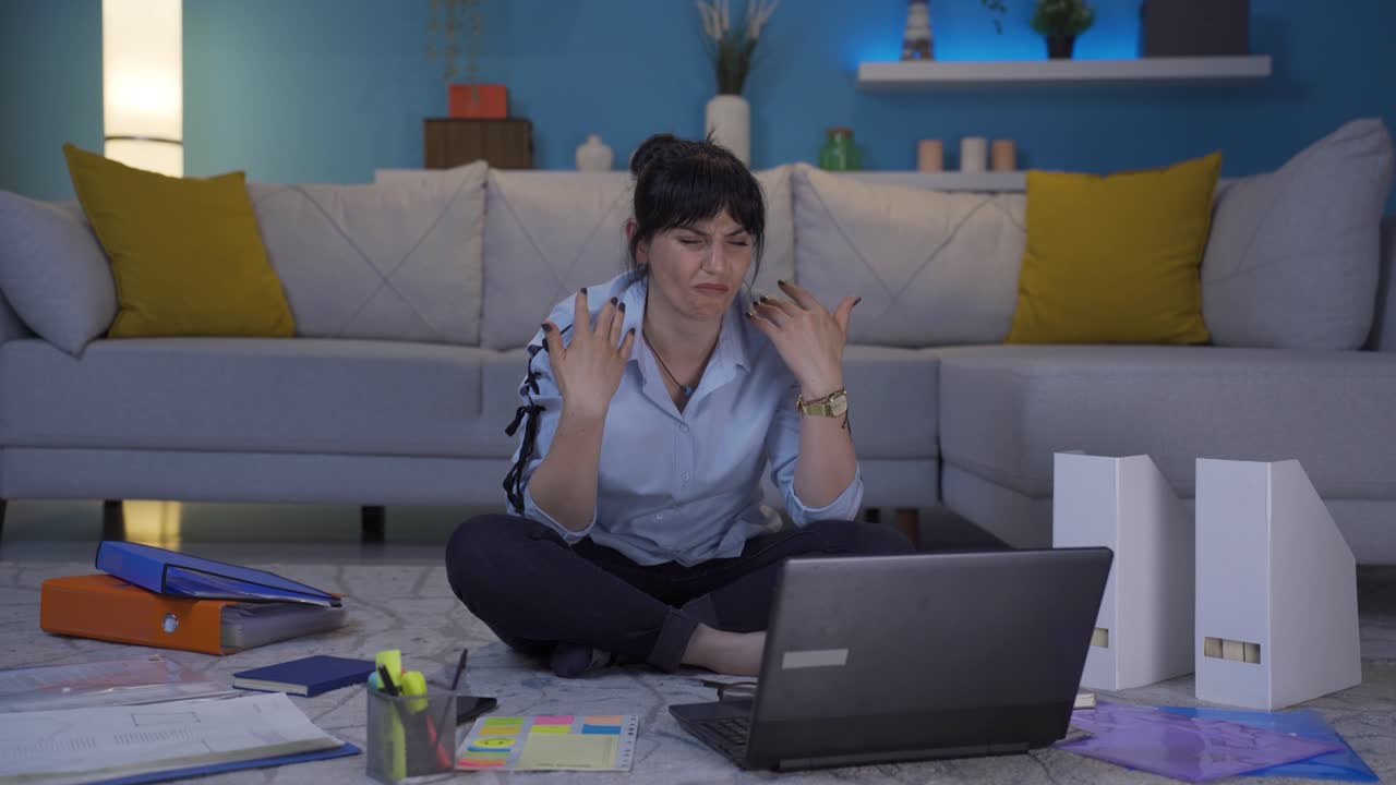 trabajadora de oficina en el hogar, mujer, dolores en los dientes.