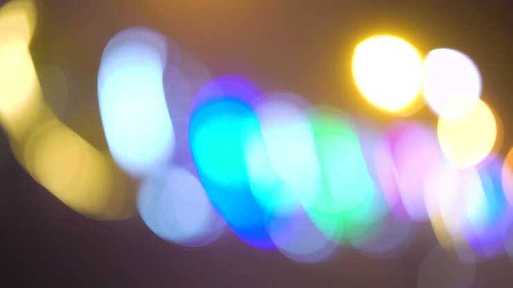 Luci allegre e colorate sfocate su sfondo scuro