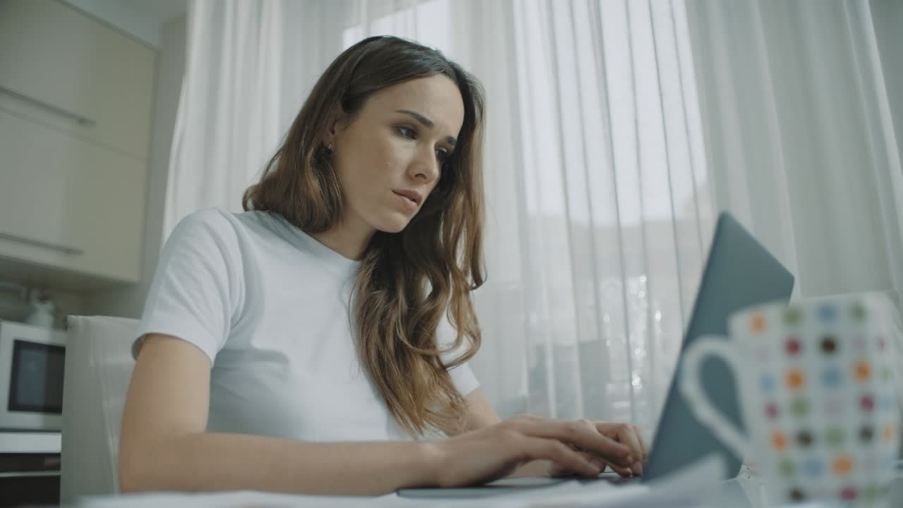 mujer molesta cerrando la computadora portátil en el lugar de trabajo de casa. mujer cansada tienen problema