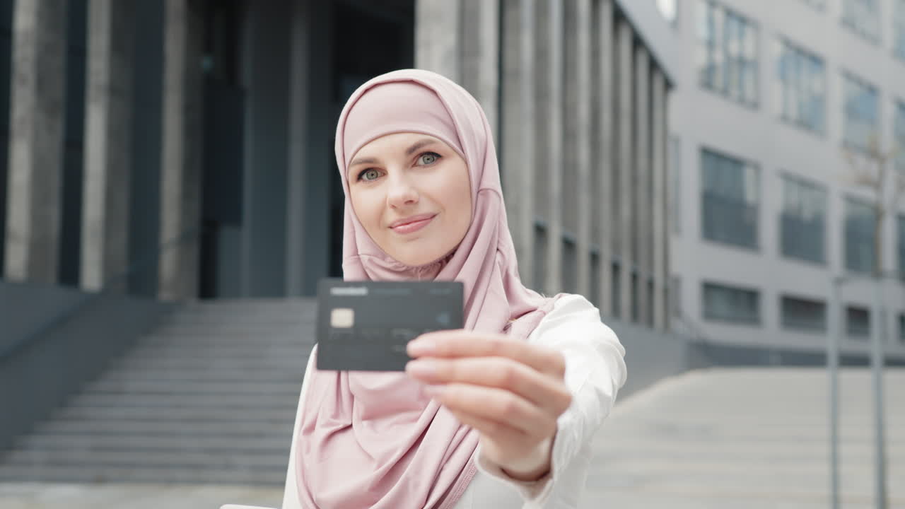 mujer musulmana con tarjeta de crédito