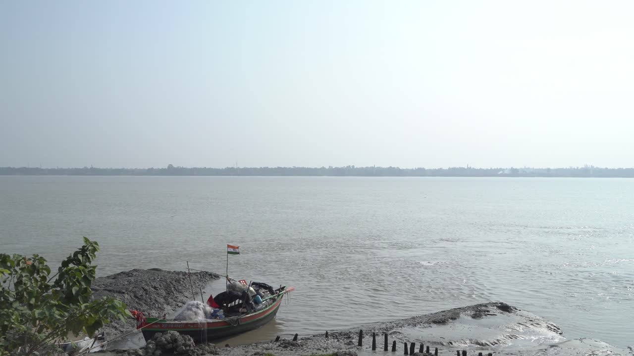 Diversity of People's Livelihoods in the Ganga River Basin Most of the people live here by selling fish from the river