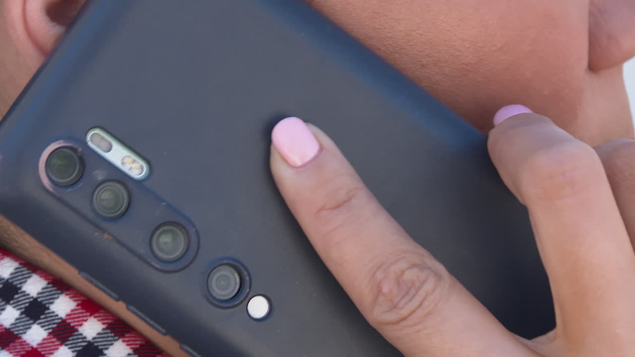 전화 중인 여자