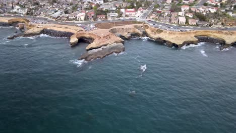 antena: costa pacífica de california, casas con vista al océano pacífico en acantilados al atardecer