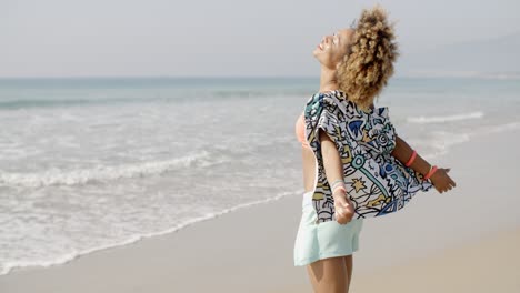 mujer feliz excitada por el mar