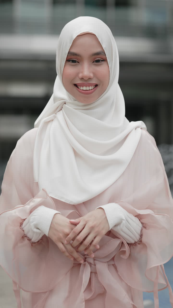 히자브 를 입은 미소 짓는 여자