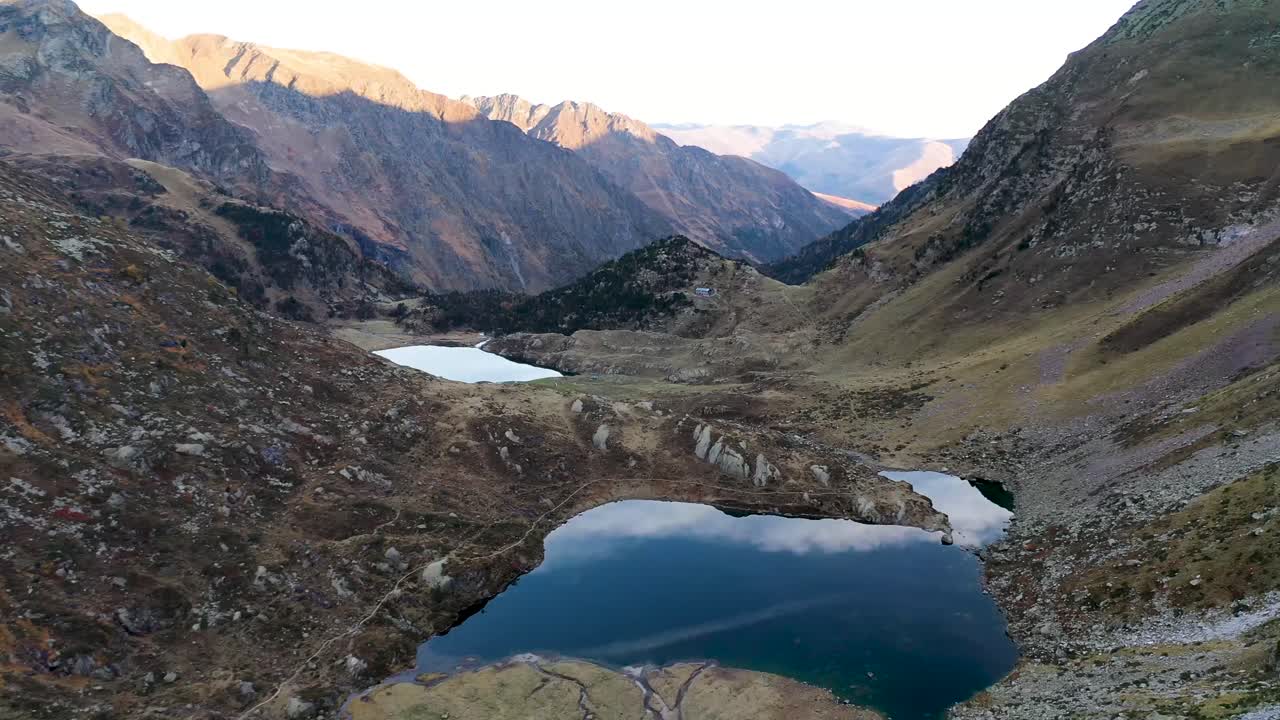 lago saussat y lagos de montaña lac d'espingo ubicados en haute-garonne, pirineos, francia, toma aérea de acercamiento