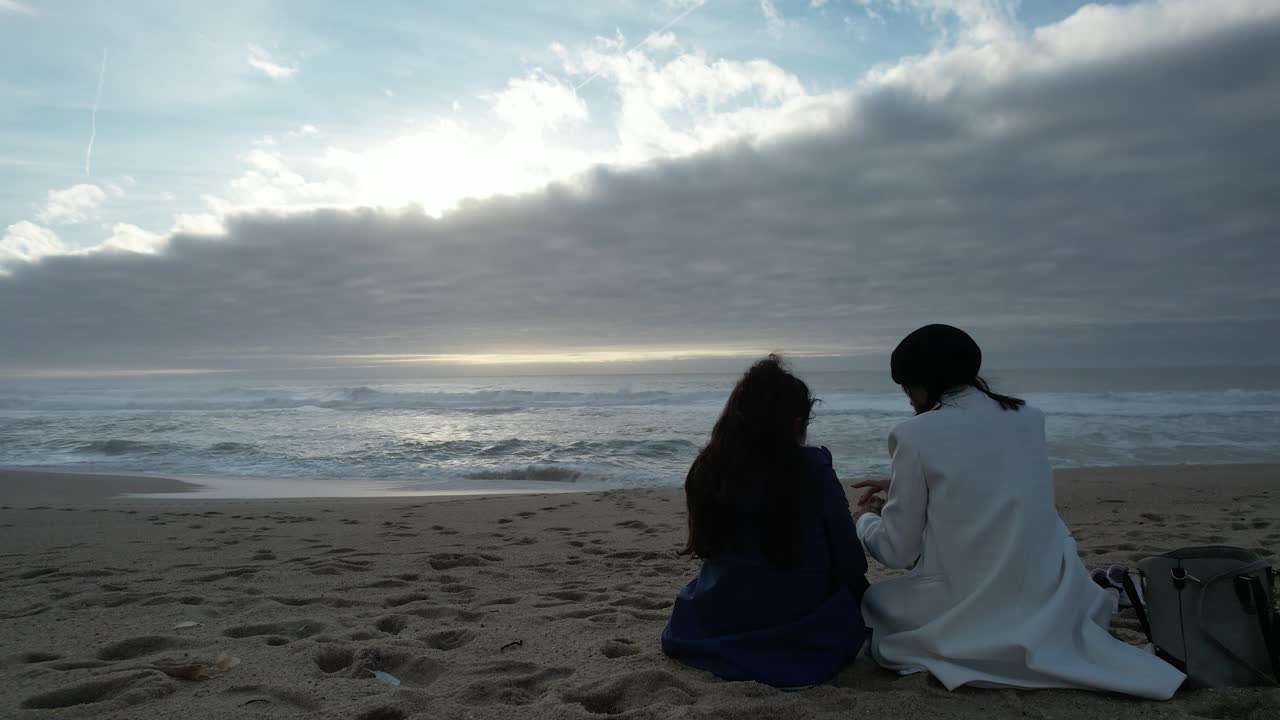 해변에 있는 어머니와 딸