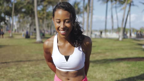 Encantadora-Chica-Negra-En-Ropa-Deportiva