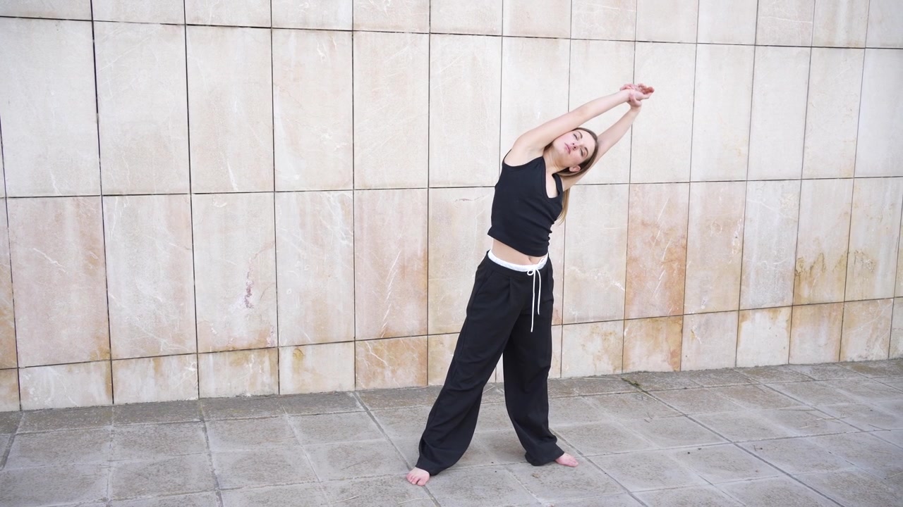 Sequenza di allenamento dinamica che incorpora stretching e varie tecniche di movimento per la salute.