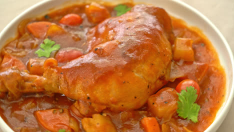 estofado de pollo casero con tomates, cebollas, zanahorias y patatas en el plato