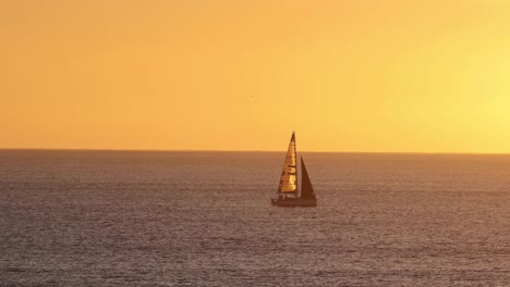 Barco-Levantando-La-Vela-En-El-Mar-Al-Atardecer